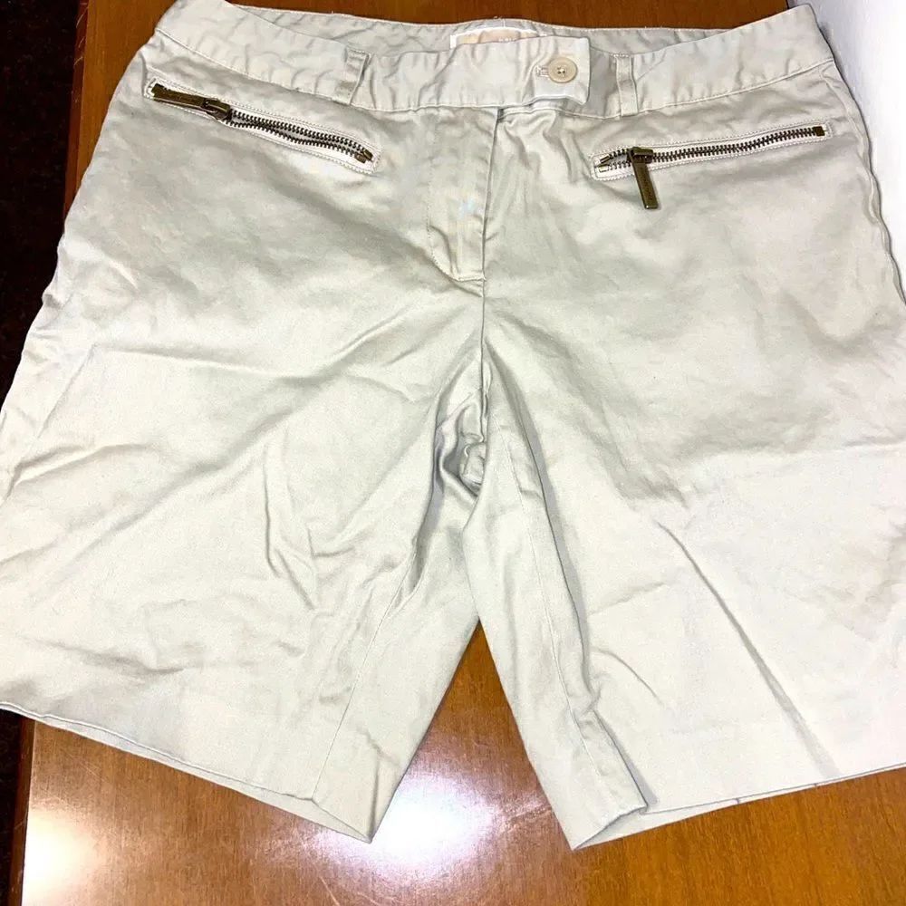 Micheal kors khaki shorts with pockets